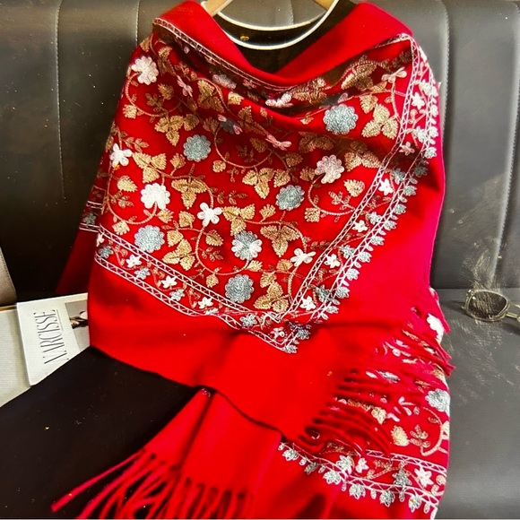 Embroidered Flower Vine Wrap in Red - Picture 3 of 6